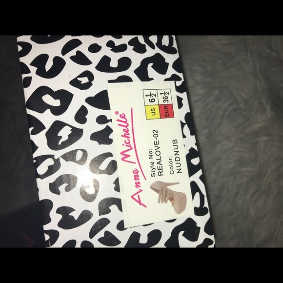 Nude Platform heels are a dream! Platform is approx 1 in and heel approx 6 - Picture 4 of 4